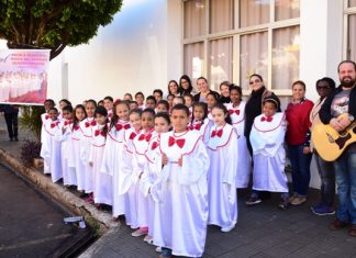 Alunos homenageiam pais e levam cultura musical às ruas de Bandeirantes