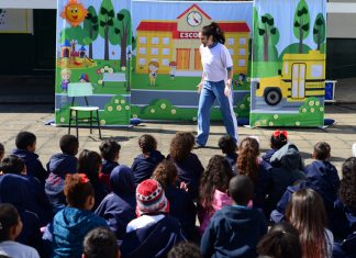 Projeto leva teatro às escolas da cidade da região