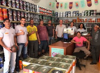 Bella Cor Tintas premia cliente de Andirá