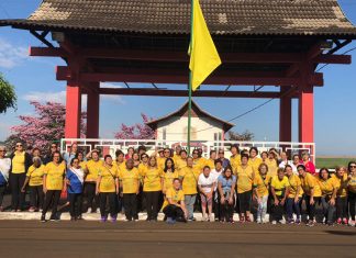 Hasteamento da bandeira amarela em celebração a vida
