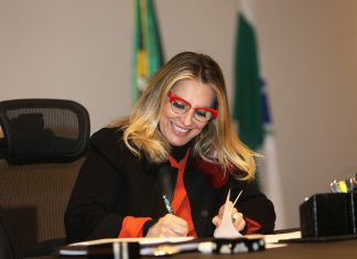 Governadora assina decreto para criação do curso de Medicina na UENP