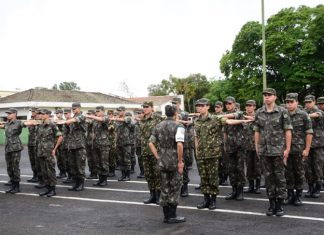 TG 05-013 comemora Dia da Bandeira