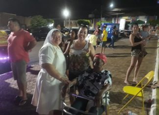 Idosos do Lar São Vicente fazem passeio de trenzinho