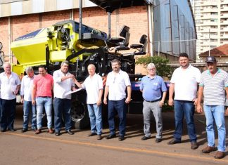 Máquina pavimentadora chega para compor serviço asfáltico