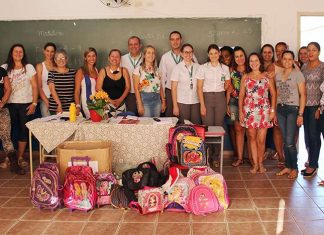 Colaboradores da Unimed realizam ação de voluntariado em escola de Jacarezinho
