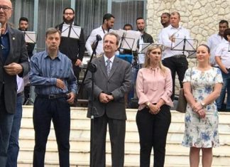 Prestigiando aniversário de Cornélio