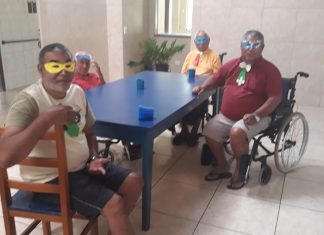 Alegria carnavalesca no lar dos idosos