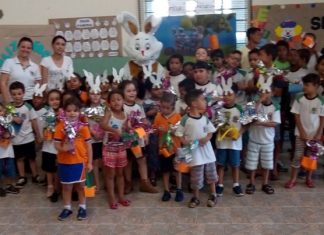 Surpresa com coelhinho da Páscoa e ovos de chocolate