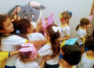 Coelhinho traz alegria, encanto e ovos da páscoa para os alunos do Colégio Ecel