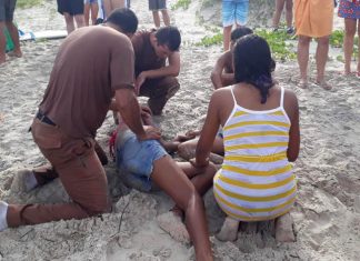 Policiais militares salvam seis pessoas no mar em Matinhos