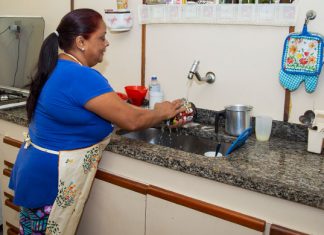 Mulheres dedicam quase o dobro do tempo dos homens em tarefas domésticas