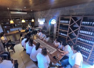 Alunos do CEEP visitam vinícola e petiscaria