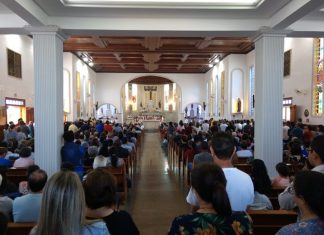 Fiéis participam de Corpus Christi