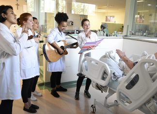 Projeto de música leva acolhimento e bem-estar a hospital de Bandeirantes