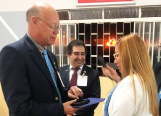 Proprietária do Colégio ECEL Positivo, professora Suely Dias recebe o título Paul Harris