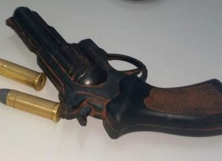 Policial do Escola Segura apreende simulacro de arma com aluno