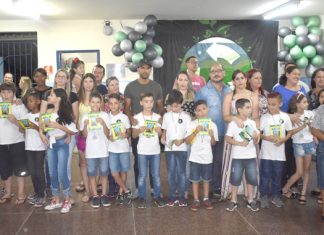 Escola Municipal Vitorino Gomes homenageia estudantes