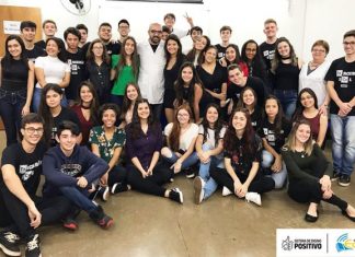 Colégio ECEL promove Café Filosófico e mobiliza alunos do Ensino Médio