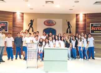 Alunos do Colégio Ecel de Uraí visitam rádio e tv