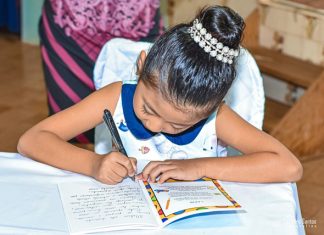 Divina Pastora lança obra literária em noite de autógrafo