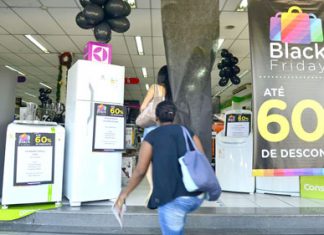 Consumidor espera saldões para comprar com desconto produto mais caro