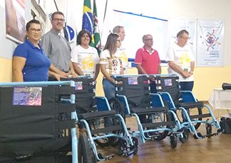 Cartelas vazias de medicamentos se transformam em cadeiras de rodas