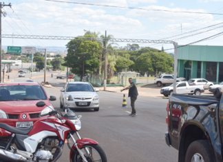 Barreiras fiscalizam entrada e saída de veículos em Cornélio Procópio