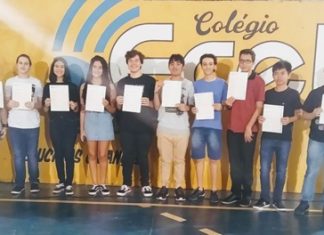 Colégio ECEL de Bandeirantes e Uraí entregam certificados da Universidade Cambridge aos alunos do PES