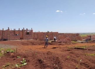 Representantes da Cohapar vistoriam início das obras de 52 casas em Cambará