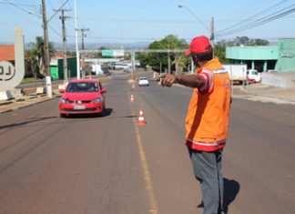 Barreiras continuam orientando motoristas da região