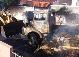 Caminhão em chamas assusta moradores