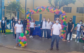 No sistema drive-thru, usado no mundo inteiro para garantir proteção, Colégio ECEL realiza entrega de material didático ECEL