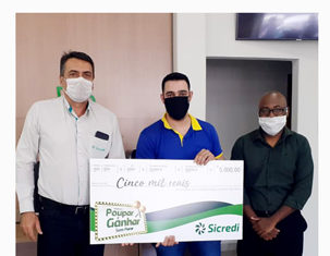 Após escolher poupança do Sicredi, morador de Nova Fátima é premiado com R$ 5 mil Sicredi