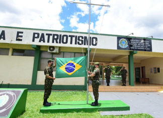 TG 05-013 comemora o Dia da Bandeira