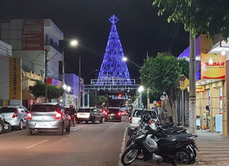 Luzes e decorações natalinas e o horário especial do comércio