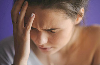 Sofre de enxaqueca? Piercing pode ajudar a aliviar o mal-estar