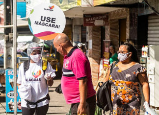 Máscaras e isolamento continuam essenciais, dizem especialistas VACINA-E-MASCARA