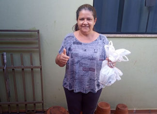 Cidadã faz caminhada e aproveita para recolher lixo durante o trajeto