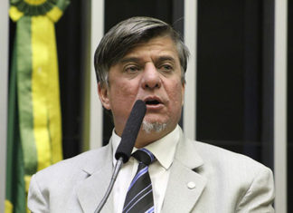 Projeto obriga políticos a identificar carro oficial com frase: ‘Este veículo alugado é pago por você’