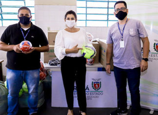 Entrega de material esportivo