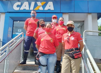 Voluntários, Bombeiros Civis orientam população quanto ao uso de máscara para conter o avanço do coronavírus