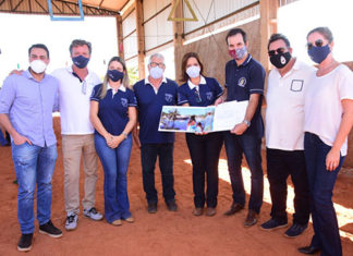 Apresentador Ratinho conhece Projeto Equoterapia e se compromete na reforma de barracão