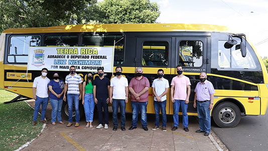 Deputado federal Luiz Nishimori renova frota de ônibus do município de Terra Rica