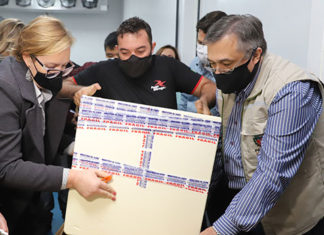 Primeiro lote com vacinas da Pfizer chega ao Paraná; doses ficarão no Cemepar até quarta