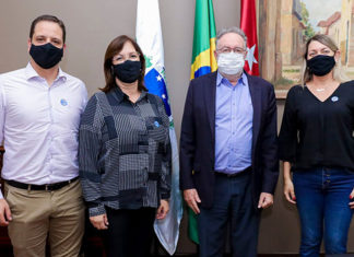 Prefeita de Itambaracá se reúne, na capital, com parlamentares e secretário de Estado