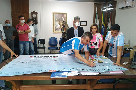Família Boca Aberta visita Bandeirantes e entrega cheque simbólico de R$ 200 mil