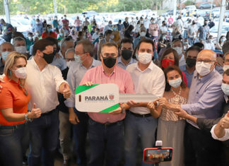 Governador entrega carros para a saúde e distribui uniformes escolares