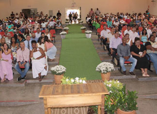 Casais oficializam união em casamento comunitário