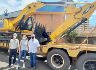 Secretaria Municipal de Agricultura de Bandeirantes recebe escavadeira hidráulica