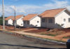 Emoção marca entrega de 27 casas para famílias em Sertaneja